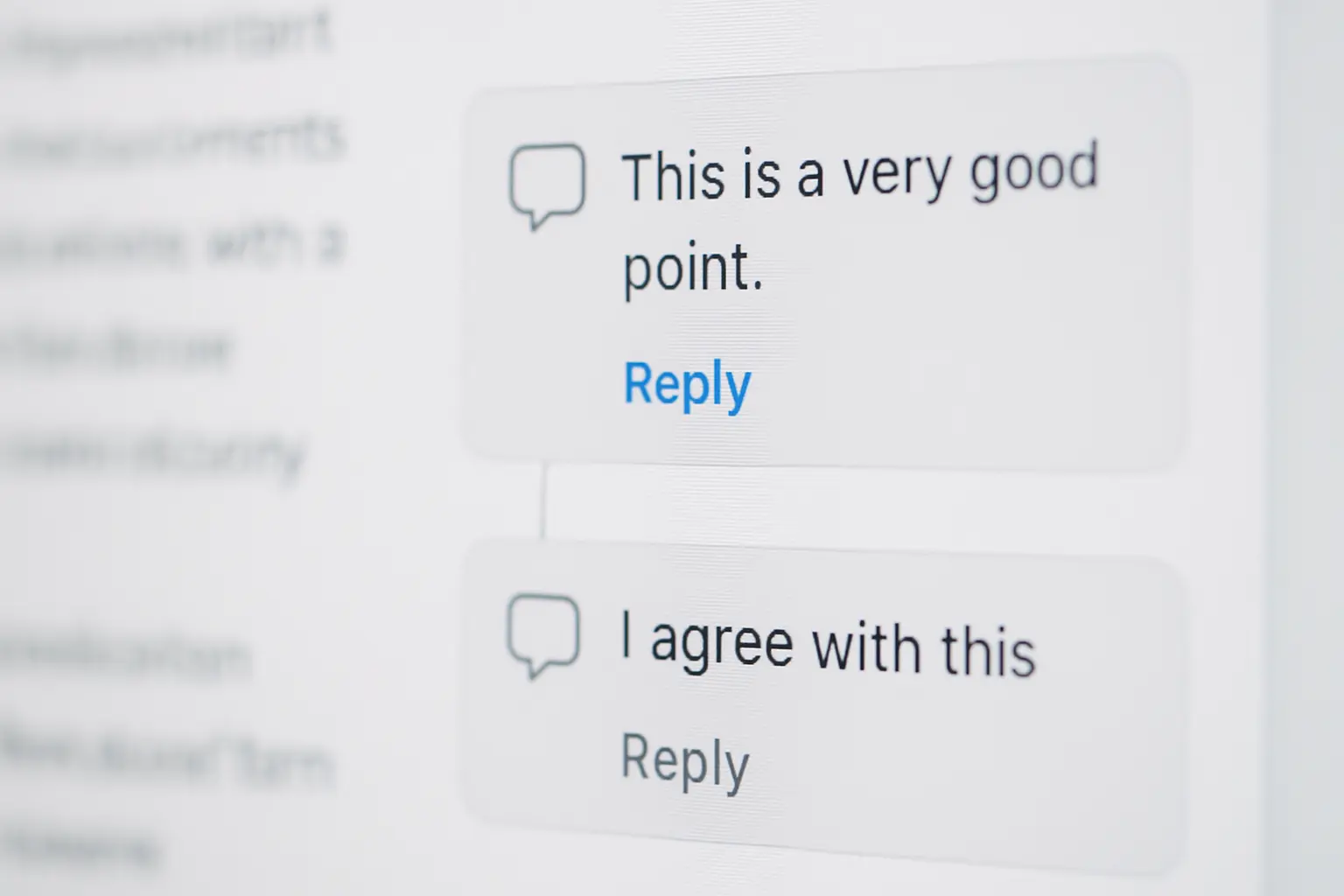 Détail de bulles de commentaires dans la marge d'un document avec un fil de réponses
