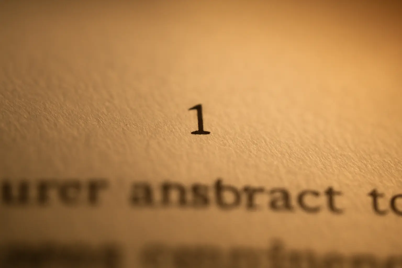 Gros plan sur un appel de note en chiffre exposant dans un paragraphe de mémoire universitaire
